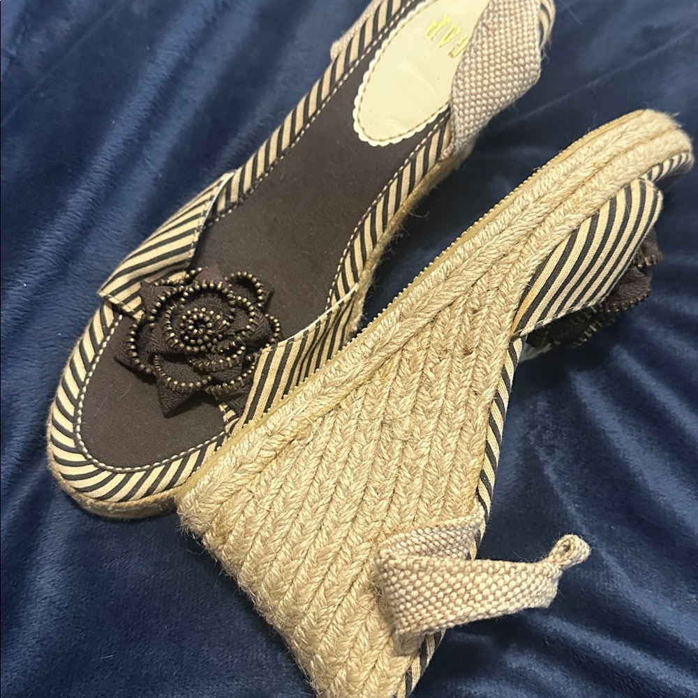 GAP Black and Cream Striped Wedge Sandals Size 8 - Picture 2 of 5